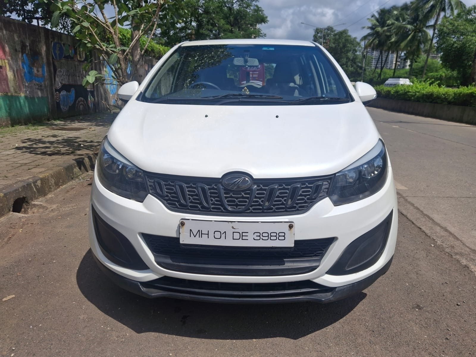 2019 Mahindra Marazzo M2 7 Str FrontStraightShot